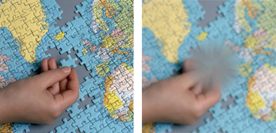 Foto 1: Eine Hand h&auml;lt ein Puzzle-Teil &uuml;ber einem unvollst&auml;ndigen Puzzle, das die Weltkarte zeigt. Foto 2: Gleiches Motiv, Wahrnehmung mit Makula-Degeneration. Die Bildmitte ist nicht mehr zu erkennen, der Rest des Bildes ist unscharf.