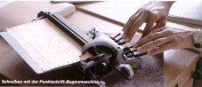 [Bild: Schreiben  mit der Braille-Bogenmaschine]