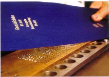 [Bild: Der Braillebuchr&uuml;cken wird mit Blindenschrift vershen]